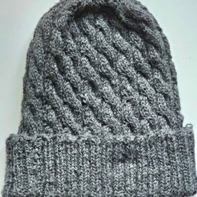 Bonnet torsadé réalisé avec la laine de Kissmo
